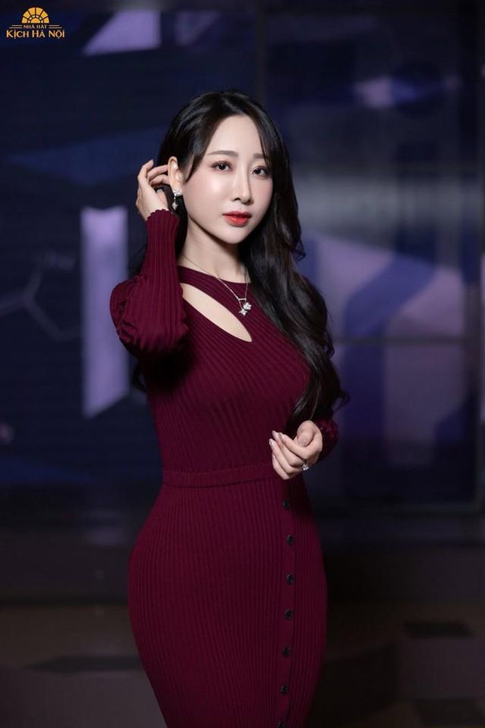 Trong suốt quá trình yêu, cả hai khá kín tiếng, chỉ thỉnh thoảng chia sẻ những hình ảnh đời thường hoặc cùng xuất hiện tại các sự kiện. Nhiều đồng nghiệp nhận xét Thùy Anh là người nhẹ nhàng, luôn ở bên động viên và chia sẻ với Ngọc Quỳnh trong công việc cũng như cuộc sống.