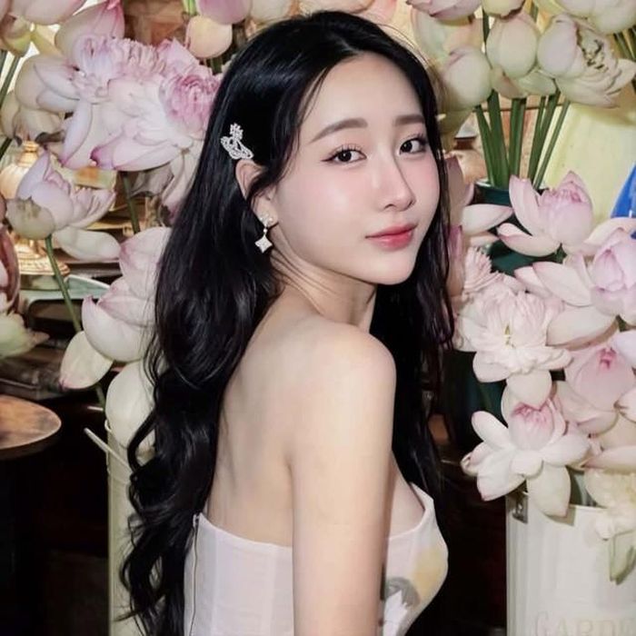 Nguyễn Thùy Anh bén duyên với nghệ thuật từ khá sớm và lựa chọn gắn bó với sân khấu kịch. Công tác tại Nhà hát Kịch Hà Nội, nữ diễn viên được đánh giá cao bởi lối diễn chân thật, giàu cảm xúc và tinh thần làm nghề nghiêm túc.