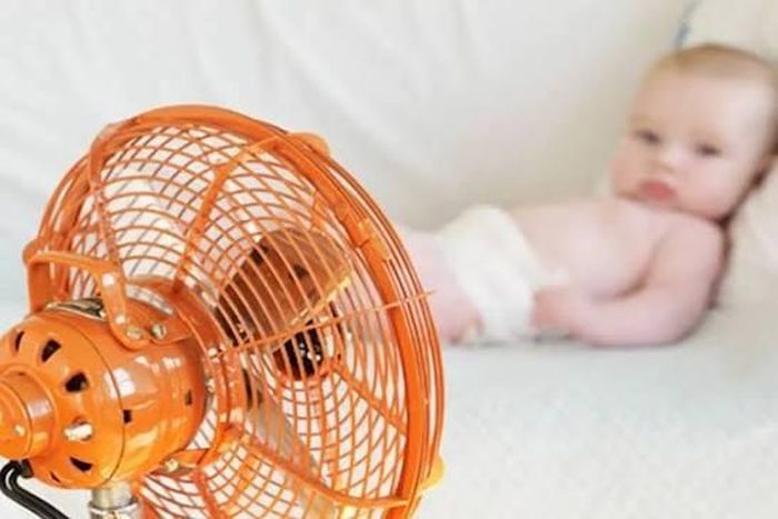 Khi dùng quạt hợp lý, luồng gió giúp lưu thông không khí, giảm bí bách và hạn chế đổ mồ hôi là yếu tố khiến trẻ dễ bị cảm hơn vào ban đêm.