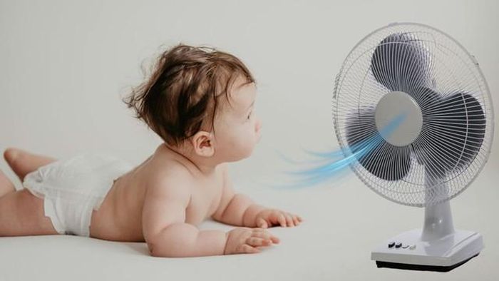 Khoảng cách hợp lý giữa quạt điện và giường ngủ nên từ 1,5–2 mét. Nếu đặt quá gần, gió sẽ tập trung mạnh vào cơ thể trẻ.