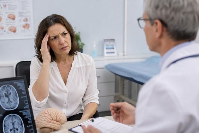 Tiến sĩ Huey khuyến khích mọi người nên trao đổi với bác sĩ ngay cả khi cảm thấy an tâm rằng hiện tượng hay quên của mình không phải báo động đỏ. Ảnh: dradityagupta