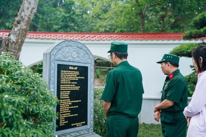 Bài thơ Cúc ơi của nhà thơ Yến Thanh được khắc trên bia đá tại Khu di tích Ngã ba Đồng Lộc. Bài thơ ra đời chạm vào trái tim nhiều người, ai tới đây đọc được bài thơ cũng rưng rưng xúc động.