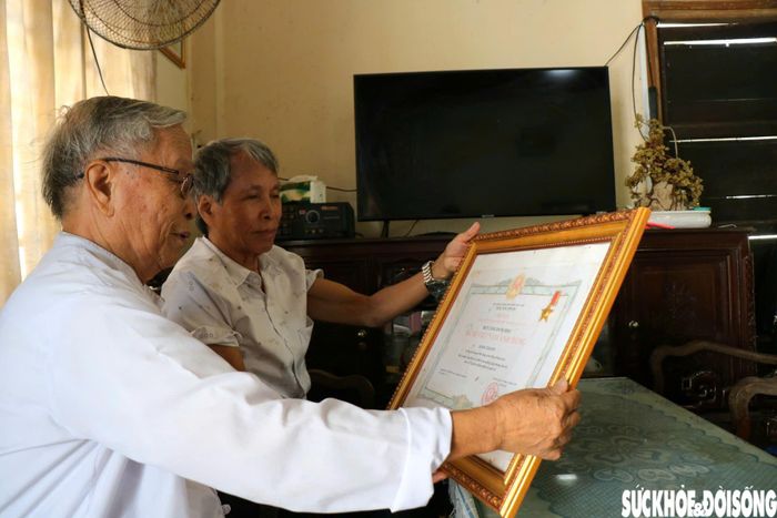 Ông Bạch Đạm (đeo kính) cùng người em trai Bạch Ngõ. Ảnh: Hoàng Dũng.