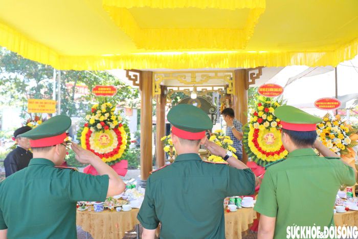Ban Chỉ huy Quân sự và Công an xã Phú Hồ thành kính dâng hương, tưởng niệm các liệt sĩ và Mẹ Việt Nam anh hùng. Ảnh: Hoàng Dũng.