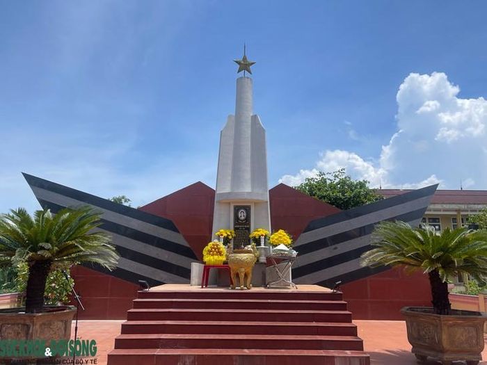 Ngày nay, bên dòng sông Vĩnh Định, nơi năm xưa quân địch bạo tàn cướp đi mạng sống nữ y tá Lê Thị Tuyết có một tượng đài được dựng lên. Ảnh: Trần Hùng