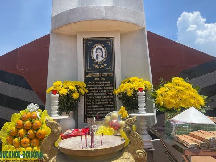 Trên tấm bia ở tượng đài có đoạn "...Tháng 7/1968, bị địch bắt tra tấn dã man... nhưng chị vẫn một mực kiên trung, không chịu khuất phục trước kẻ thù man rợ...". Ảnh: Trần Hùng