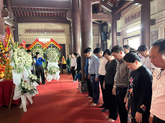 Bộ trưởng Đào Hồng Lan, Thứ trưởng Thường trực Vũ Mạnh Hà và đoàn công tác Bộ Y tế thành kính dâng hương, hoa tri ân các anh hùng, liệt sĩ tại Khu Di tích lịch sử Quốc gia đặc biệt Truông Bồn, tỉnh Nghệ An. (Ảnh: Thanh Hoàn)