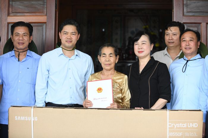 Bộ trưởng Đào Hồng Lan, Thứ trưởng Thường trực Vũ Mạnh Hà và đoàn công tác Bộ Y tế đến thăm và tặng quà thương binh Lê Thị Huê. (Ảnh: Hùng Trần)