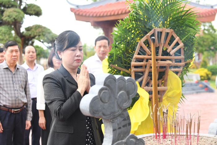 Bộ trưởng Đào Hồng Lan thành kính dâng hương, hoa tưởng niệm các anh hùng, liệt sĩ đã chiến đấu, hy sinh vì độc lập, tự do của dân tộc tại Khu di tích Quốc gia đặc biệt Bến phà Gianh. (Ảnh: Hùng Trần)