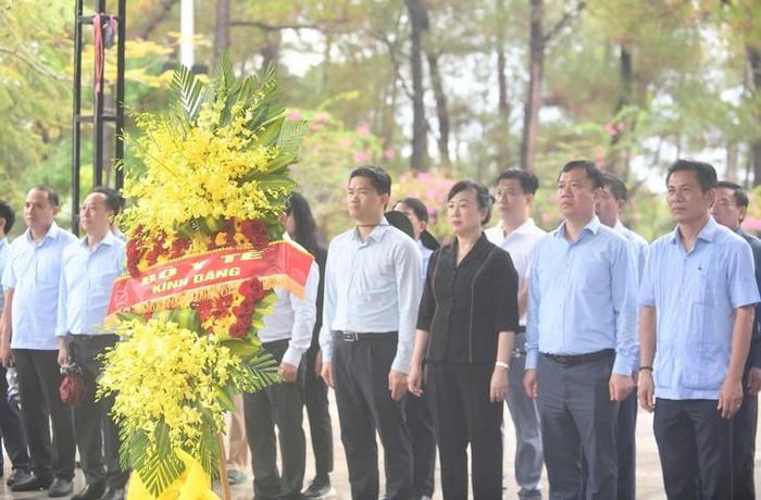 Bộ trưởng Đào Hồng Lan, Thứ trưởng Thường trực Vũ Mạnh Hà và đoàn công tác Bộ Y tế thành kính dâng hương, hoa tri ân các anh hùng liệt sĩ tại Nghĩa trang liệt sĩ Quốc gia Trường Sơn. (Ảnh: Hùng Trần)