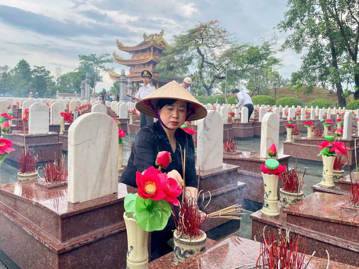 Bộ trưởng Đào Hồng Lan thành kính thắp hương tri ân các anh hùng liệt sĩ tại Nghĩa trang liệt sĩ Quốc gia Trường Sơn. ( Ảnh: Hùng Trần)
