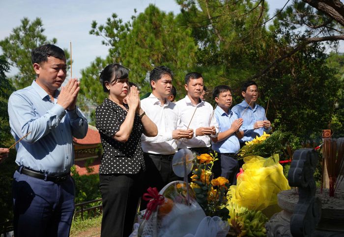 Bộ trưởng Đào Hồng Lan, Thứ trưởng Thường trực Vũ Mạnh Hà và đoàn công tác Bộ Y tế thành kính dâng hương, hoa tri ân Đại tướng Võ Nguyên Giáp tại khu mộ Đại tướng ở Vũng Chùa - Đảo Yến. Ảnh: Hùng Trần