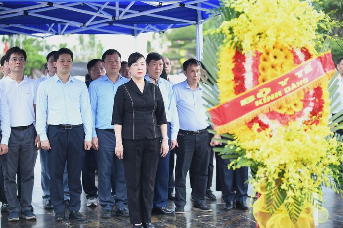 Bộ trưởng Đào Hồng Lan, Thứ trưởng Thường trực Vũ Mạnh Hà và đoàn công tác Bộ Y tế thành kính dâng hương, hoa tri ân các anh hùng liệt sĩ tại Nghĩa trang liệt sĩ Quốc gia Đường 9. Ảnh: Hùng Trần