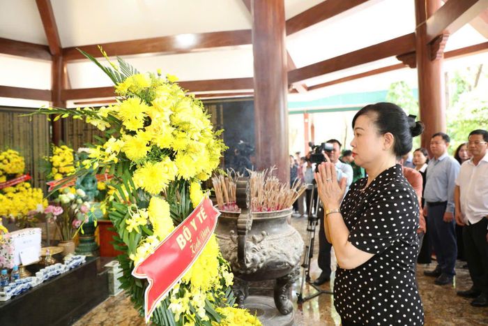 Bộ trưởng Đào Hồng Lan thành kính dâng hương, hoa tại Khu di tích Lịch sử Quốc gia đặc biệt Ngã ba Đồng Lộc. (Ảnh: Thanh Hoàn)