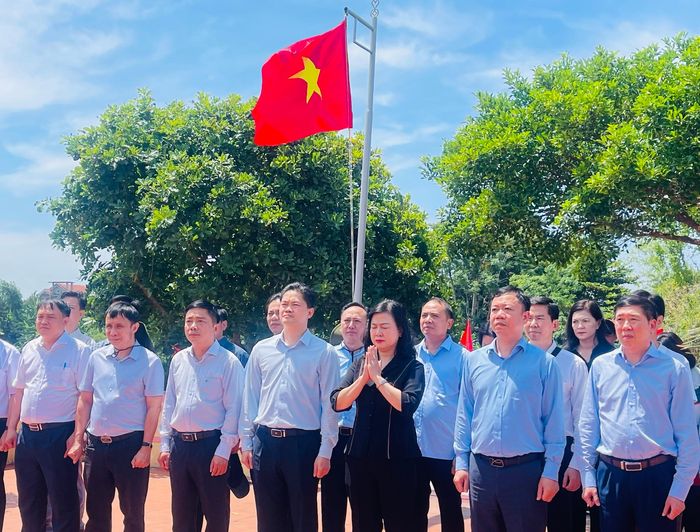 Bộ trưởng Đào Hồng Lan, Thứ trưởng Thường trực Vũ Mạnh Hà và đoàn công tác Bộ Y tế thành kính dâng hương, hoa tri ân tượng đài nữ y tá - Anh hùng Lực lượng vũ trang - Liệt sĩ Lê Thị Tuyết Ảnh: Hùng Trần