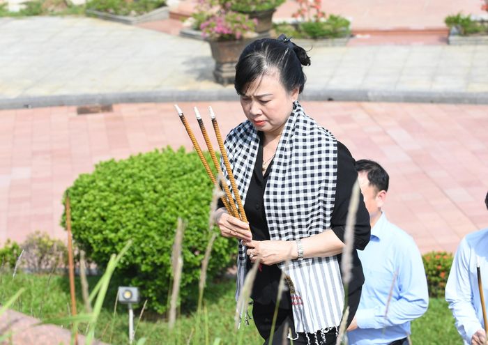 Bộ trưởng Đào Hồng Lan thành kính dâng hương tri ân các anh hùng liệt sĩ tại Di tích Quốc gia đặc biệt Thành Cổ Quảng Trị. Ảnh: Hùng Trần