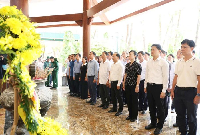 Bộ trưởng Bộ Y tế Đào Hồng Lan, Bí thư Tỉnh ủy Hà Tĩnh Nguyễn Duy Lâm và đoàn công tác thành kính dâng hương, hoa tại Khu di tích Lịch sử Quốc gia đặc biệt Ngã ba Đồng Lộc. ( Ảnh: Thanh Hoàn)