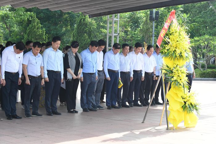 Bộ trưởng Đào Hồng Lan, Thứ trưởng Thường trực Vũ Mạnh Hà và đoàn công tác Bộ Y tế thành kính dâng hương, hoa tri ân các anh hùng liệt sĩ tại Di tích Quốc gia đặc biệt Thành Cổ Quảng Trị. (Ảnh: Hùng Trần)