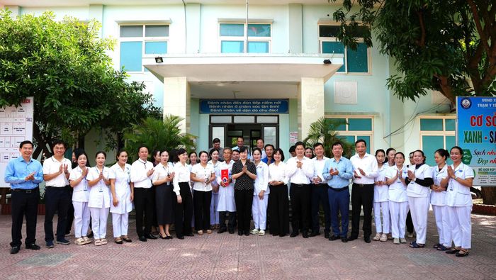 Bộ trưởng Bộ Y tế Đào Hồng Lan, Thứ trưởng Thường trực Bộ Y tế Vũ Mạnh Hà, các đại biểu tham gia đoàn công tác và cán bộ y tế điểm Trạm Y tế Quảng Đông thuộc Trạm Y tế xã Phú Trạch. Ảnh: Hùng Trần