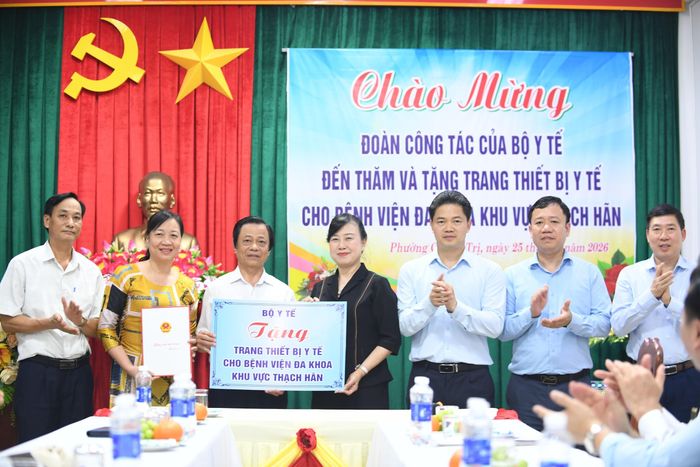 Bộ trưởng Bộ Y tế Đào Hồng Lan tặng quà của Bộ Y tế cho BVĐK khu vực Thạch Hãn – tỉnh Quảng Trị. Ảnh: Hùng Trần