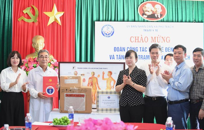 Bộ trưởng Bộ Y tế Đào Hồng Lan tặng quà của Bộ Y tế cho điểm Trạm Y tế Quảng Đông thuộc Trạm Y tế xã Phú Trạch. Ảnh: Hùng Trần