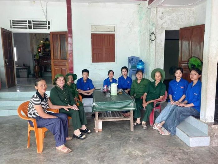 Chương trình còn trở thành dịp để đoàn viên, thanh niên được lắng nghe những câu chuyện lịch sử từ chính những nhân chứng đã đi qua chiến tranh. Ảnh: TĐHT.