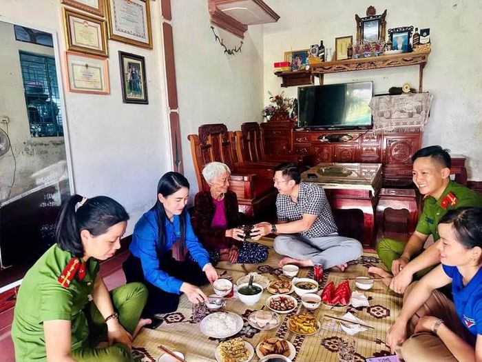 Bữa cơm tri ân được tổ chức trong ngôi nhà của Mẹ Việt Nam Anh hùng Nguyễn Thị Lan. Ảnh: TĐHT.