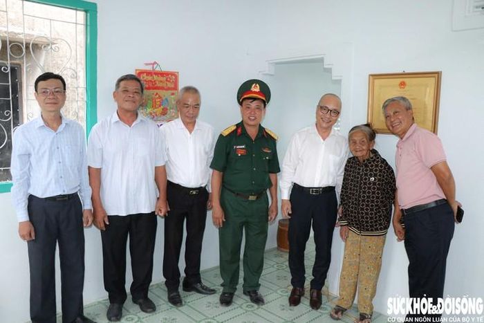 Cựu tù Côn Đảo Nguyễn Thị Tám phấn khởi trong ngôi nhà được sửa chữa khang trang. Ảnh: Duy Ngọc.