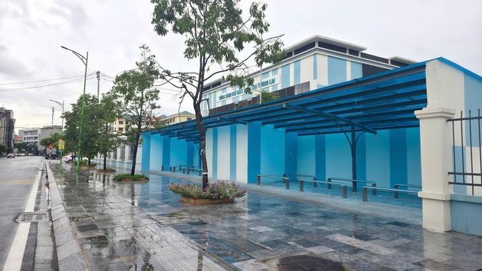 Điểm chờ xe buýt tại Trường THCS Trọng Điểm (phường Hạ Long). Ảnh: Tiến Sinh