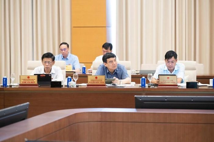 Các đại biểu dự phiên họp.