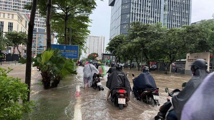 Nhiều khu vực ở miền Bắc mưa dông mạnh từ chiều nay. Ảnh: T.A