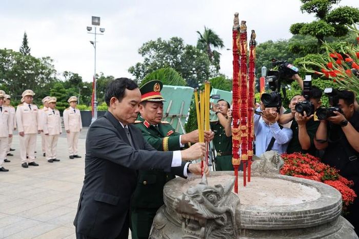 Ông Trần Lưu Quang, Ủy viên Bộ Chính trị, Bí thư Thành ủy TPHCM làm Trưởng đoàn đã đến dâng hoa, dâng hương tại Tượng đài Liệt sĩ TPHCM. Ảnh: Lê Giang.