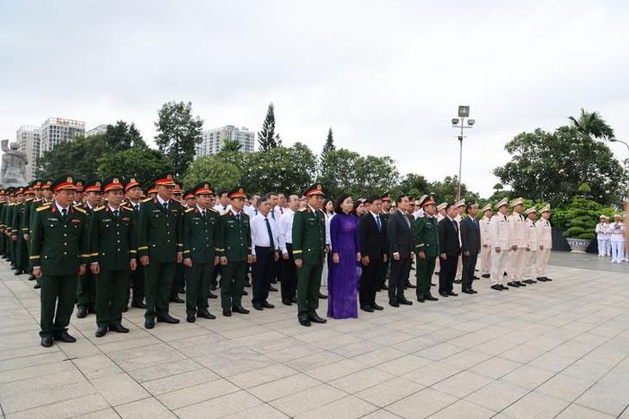 Đoàn đại biểu Thành ủy, HĐND, UBND, Ủy ban MTTQ Việt Nam TPHCM và Quân khu 7 dâng hương, dâng hoa các Anh hùng liệt sĩ. Ảnh: Lê Giang.