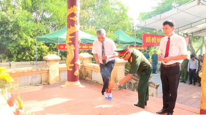 Trước khi triển khai lấy mẫu, các đại biểu dâng hoa, dâng hương và dành phút mặc niệm tưởng nhớ, tri ân các Anh hùng liệt sĩ. Ảnh: Lê Sáu.