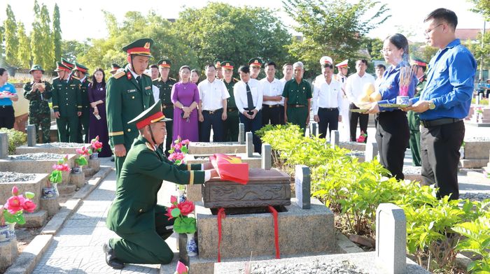 Lễ an táng hài cốt liệt sĩ. Ảnh: Lê Sáu.