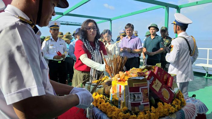 Dòng người nối nhau lặng lẽ thắp nén nhang tưởng nhớ tới những chiến sĩ đã hy sinh vì nền độc lập, tự do của Tổ quốc. Ảnh: Xuân Diệu