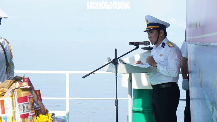 Chính trị viên tài HA-561 đang đọc lời tưởng niệm, nhắc nhớ sự hy sinh của những người lính đã lấy tuổi xuân gìn giữ từng tấc biển thiêng liêng của đất nước. Ảnh: ML