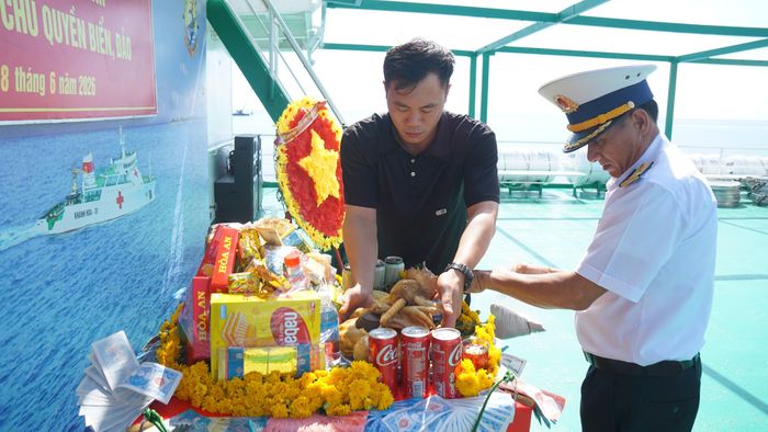 Mâm lễ tươm tất chu đáo được tàu HQ-561 và đoàn công tác soạn sửa từ buổi sáng. Ảnh: ML