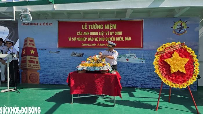 Công tác chuẩn bị cho lễ tưởng niệm các anh hùng liệt sĩ hy sinh trên vùng biển Trường Sa. Ảnh: ML
