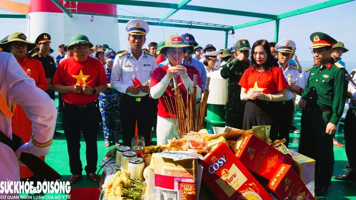 Các y bác sĩ dâng hương tri ân những liệt sĩ đã ngã xuống bảo vệ chủ quyền biển đảo của Tổ quốc. Ảnh: ML