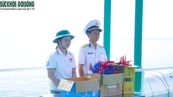 Những thùng hạc giấy được các chiến sĩ, thuyền viên tàu cất công gấp sẵn gửi đến các anh hùng liệt sĩ đã hy sinh thân mình bảo vệ chủ quyền biển đảo của Tổ quốc. Ảnh: ML
