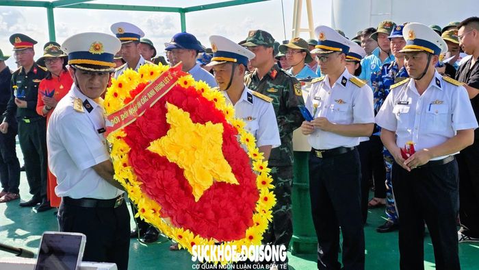 Nghi thức thả hoa và lễ của đoàn công tác.