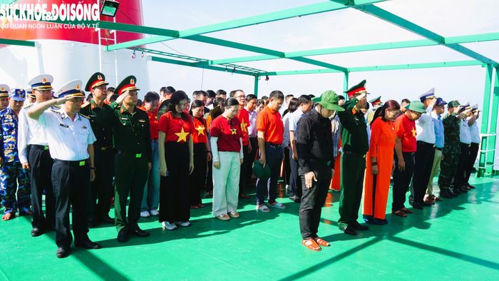 Giây phút mặc niệm tưởng nhớ tới những chiến sĩ đã nằm lại giữa trùng khơi, quần đảo Trường Sa. Ảnh: ML
