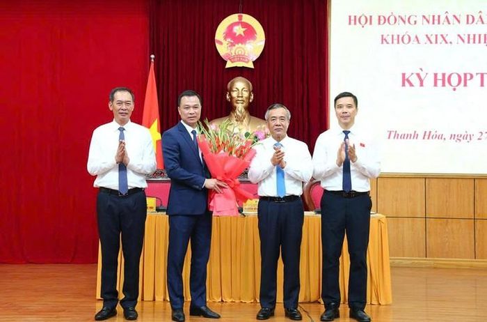 Đồng chí Lê Đức Thái, Ủy viên Trung ương Đảng, Bí thư Tỉnh ủy, Trưởng Đoàn ĐBQH tỉnh cùng các đồng chí Phó Bí thư Tỉnh ủy tặng hoa chúc mừng tân Chủ tịch UBND tỉnh Thanh Hóa Tô Anh Dũng. Ảnh: Quốc Hương.