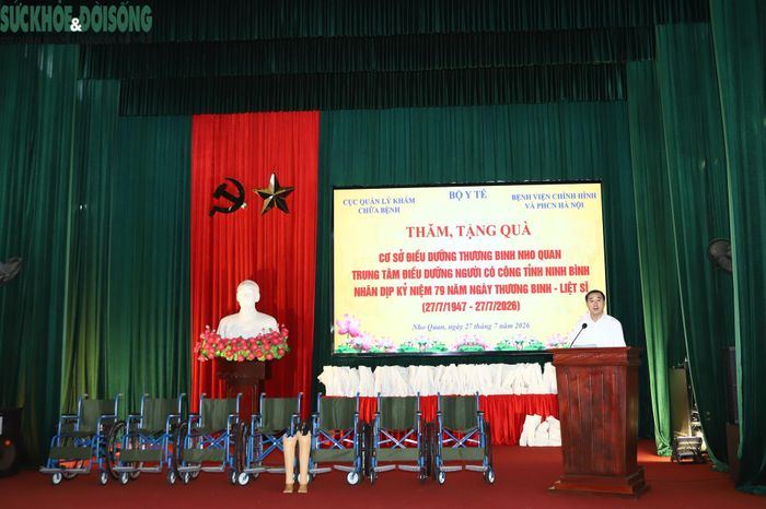 Thứ trưởng Trần Văn Thuấn cho biết Bộ Y tế sẽ tiếp tục chỉ đạo các đơn vị trong ngành phối hợp chặt chẽ với địa phương nhằm nâng cao chất lượng chăm sóc sức khỏe người có công, tập trung vào lĩnh vực phục hồi chức năng, chỉnh hình và cung cấp các phương tiện trợ giúp phù hợp với nhu cầu của từng đối tượng. (Ảnh Thành Long)