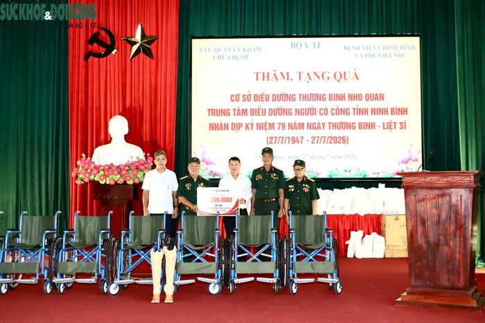 Công ty TNHH Dược phẩm VNP tặng quà cho đơn vị.