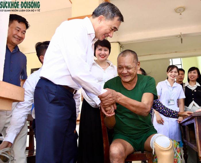 Các thương binh vui mừng khi được gặp Thứ trưởng Trần Văn Thuấn và được nhận phần quà ý nghĩ đúng dịp kỷ niệm 79 năm ngày thương binh liệt sĩ.