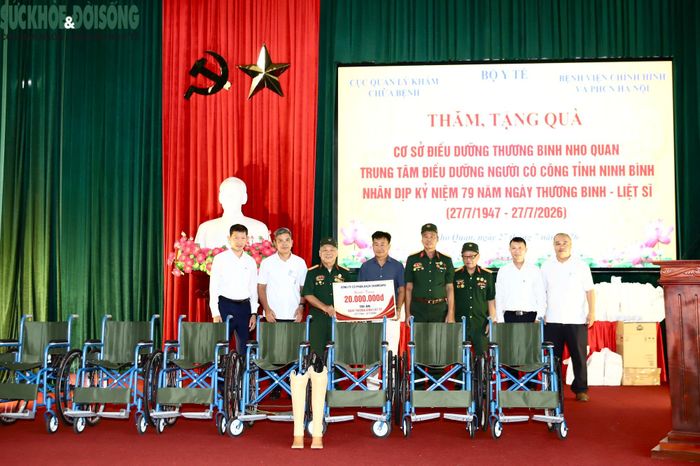 Đại diện Công ty Cổ phần Bach'Chambard tặng quà cho đơn vị.