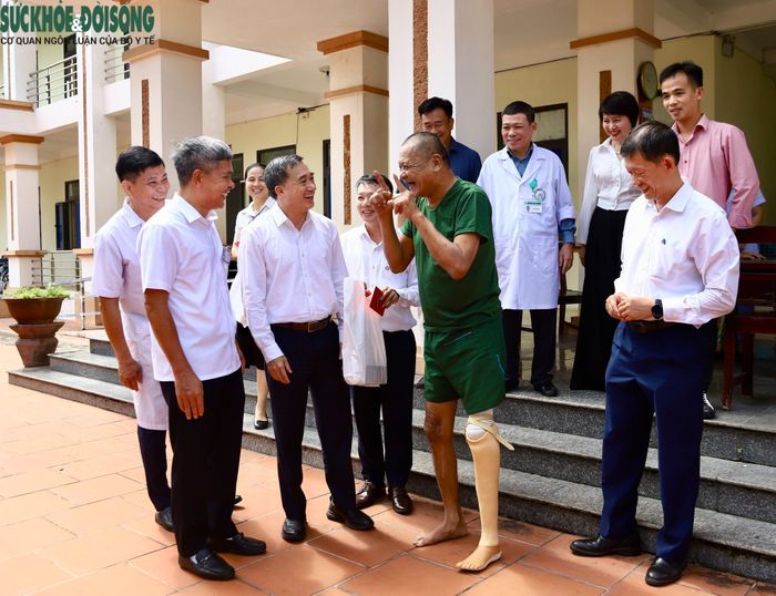 Đứng vững trên chiếc chân giả mới, một thương binh nở nụ cười rạng rỡ, bày tỏ lời cảm ơn tới Thứ trưởng Bộ Y tế và đoàn công tác vì sự quan tâm, động viên kịp thời.