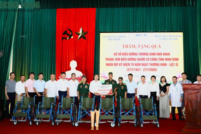 Thứ trưởng Trần Văn Thuấn cùng đoàn công tác trao quà cho đơn vị.